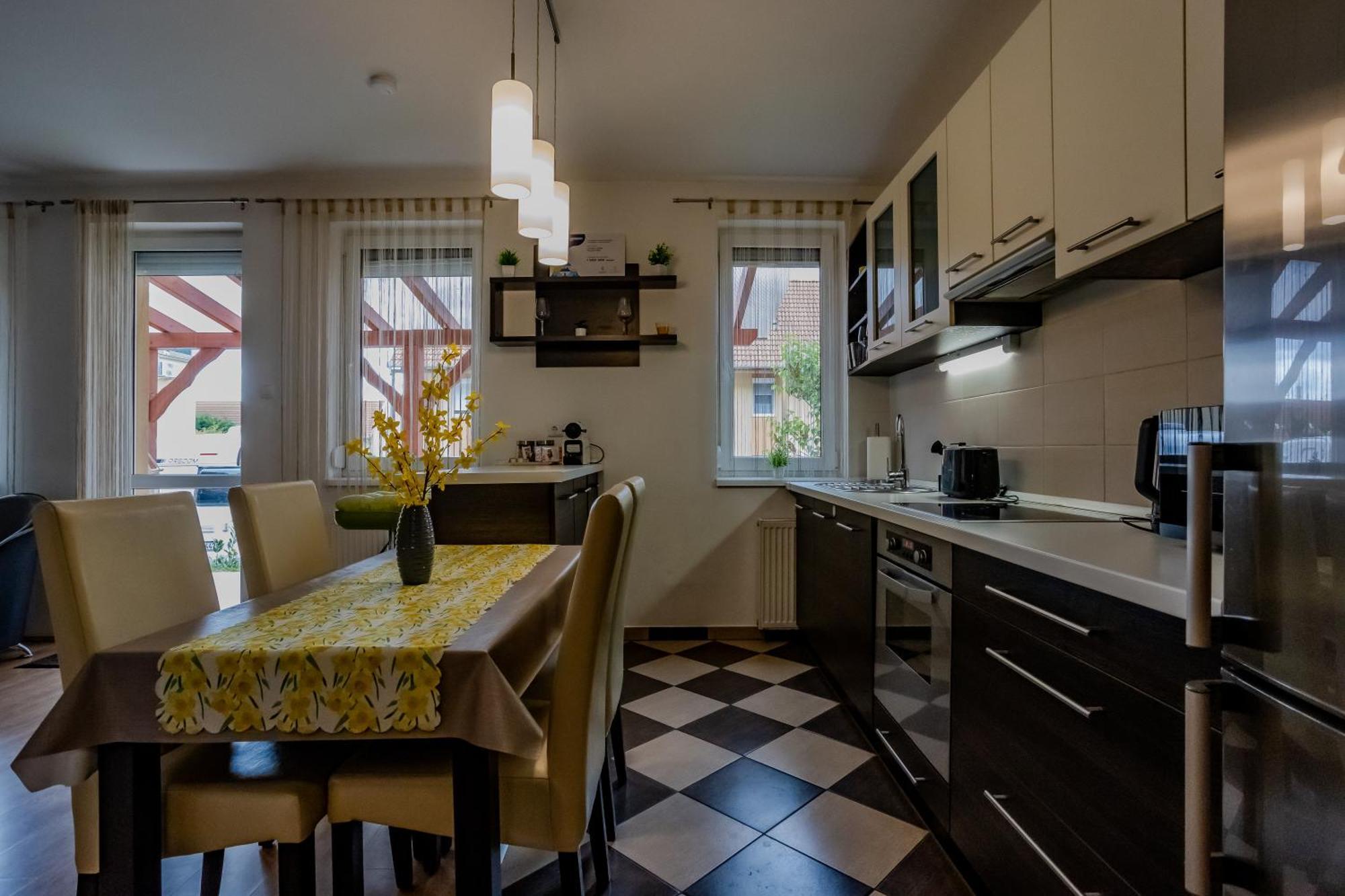 Apartament Six Corners - Sunny Corner Pécs Zewnętrze zdjęcie